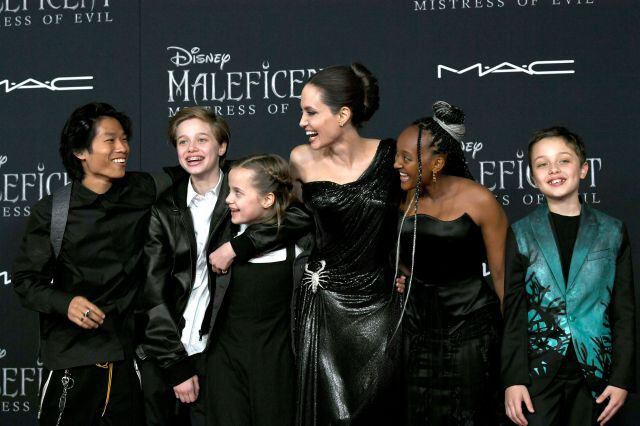 Angelina Jolie con cinco de sus hijos en el estreno de &#039;Maléfica: Maestra del mal&#039;.