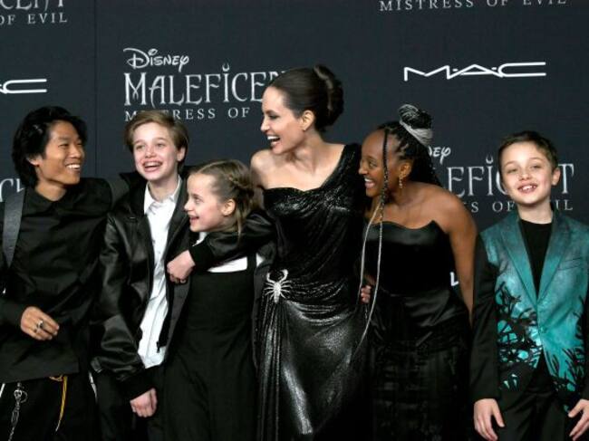 Angelina Jolie con cinco de sus hijos en el estreno de 'Maléfica: Maestra del mal'.
