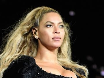 Beyoncé celebra el 19 de junio convirtiendo su concierto en el desfile de su nueva colección de bañadores y bikinis