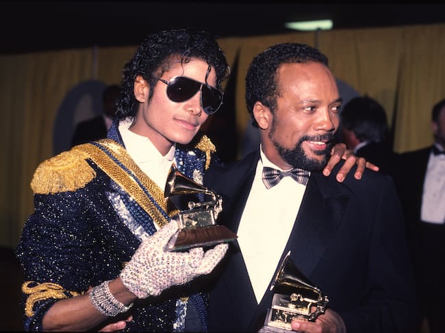 Michael Jackson en la entrega de los premios Grammy de 1994 junto a Quincy Jones (Foto de Chris Walter/WireImage)
