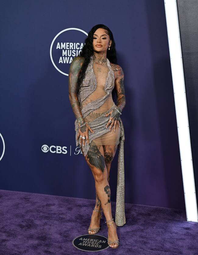 A veces menos es más y eso es lo que debió pensar Kehlani que no necesitó mucha tela para su look de transparencias con tiras plateadas.