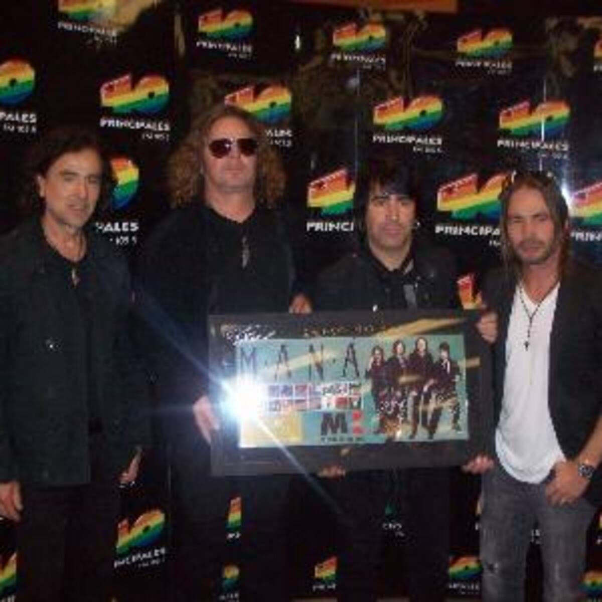 Entrega de reconocimiento a Maná
