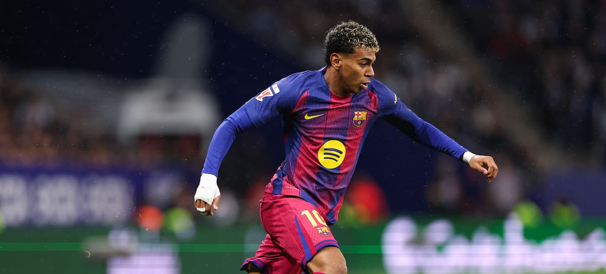 Lamine Yamal durante un partido con el Barcelona.