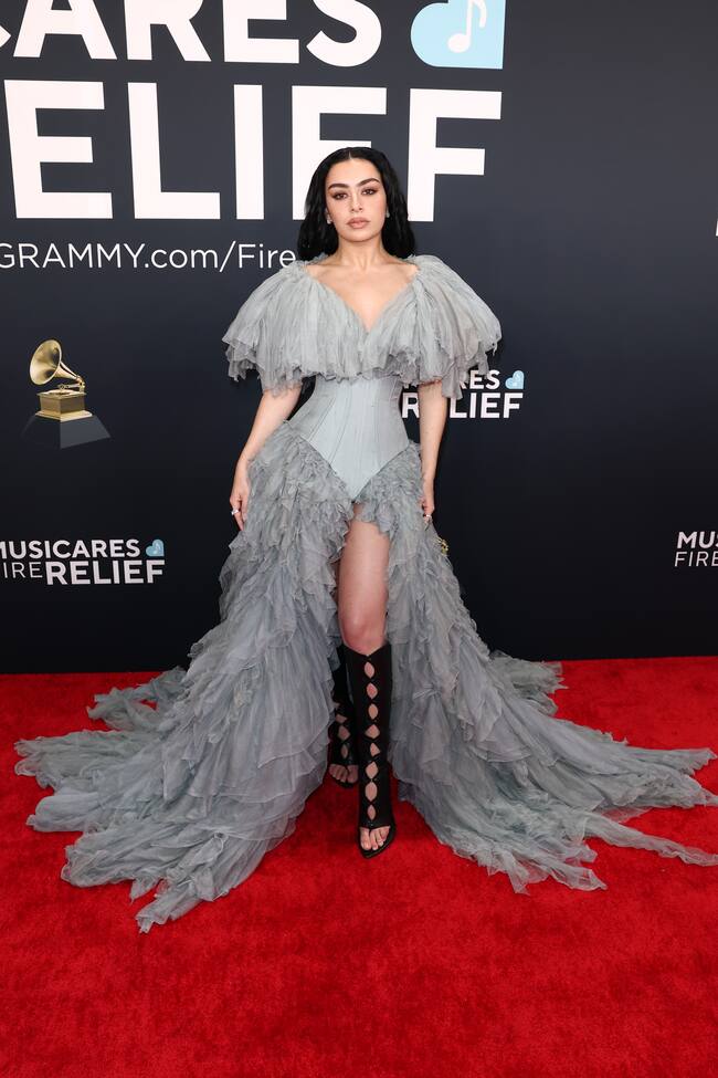 Charli XCX estaba espectacular con un total look en gris con silueta con corsé y holanes de Jean Paul Gaultier. Con abertura para ver sus botas negras acordonadas.