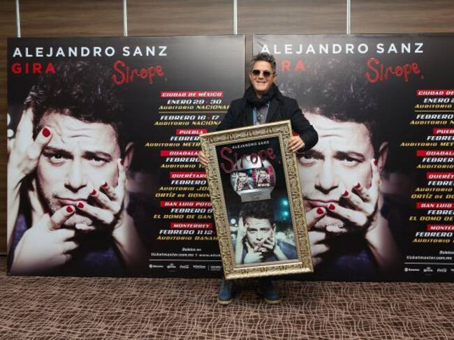 Alejandro Sanz , recibiendo su disco de platino por las ventas de 'Sirope' en México en 2016.