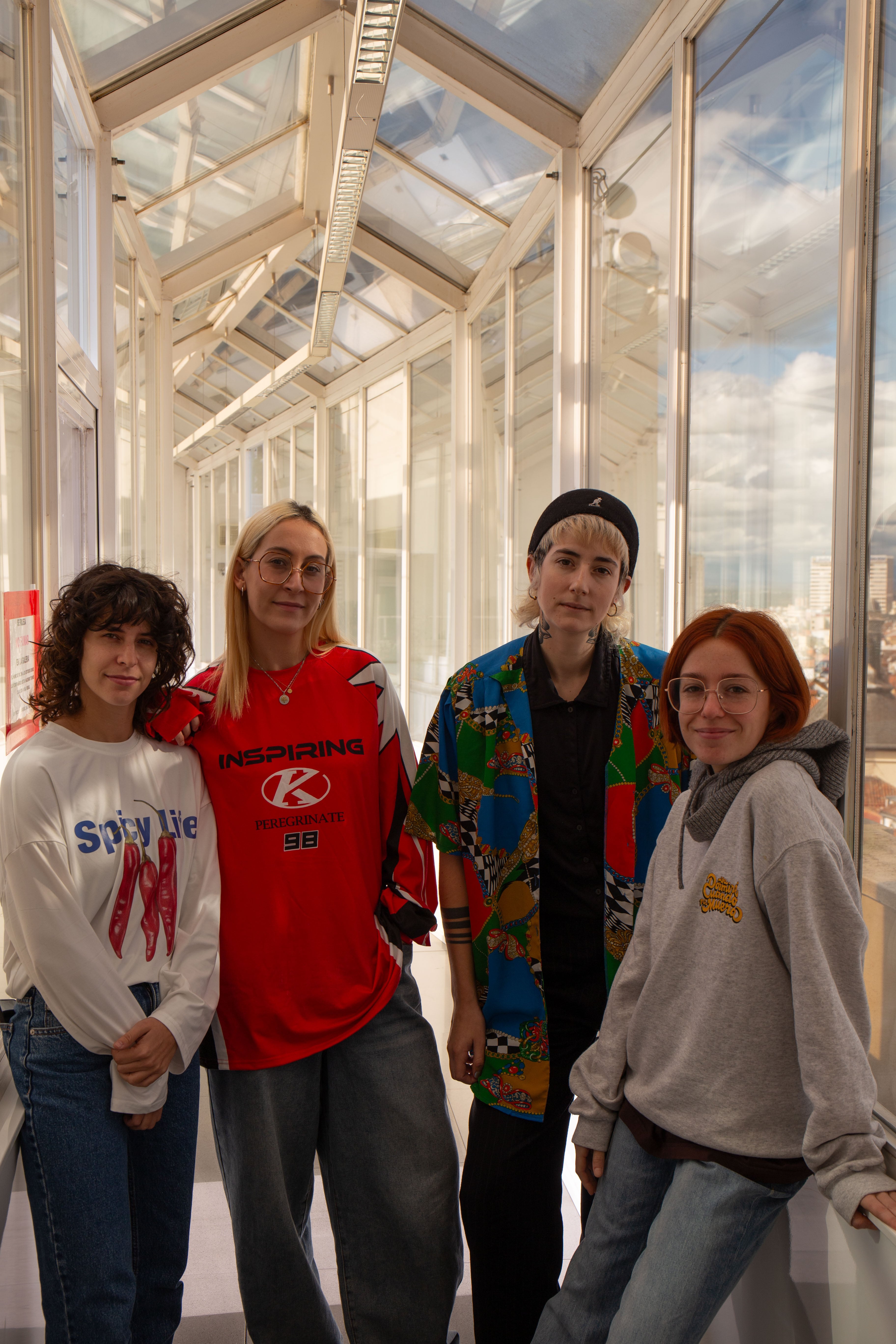 (De izq. a der.) Juls, Sandra, Raquel y Magüi de Ginebras en la terraza de LOS40