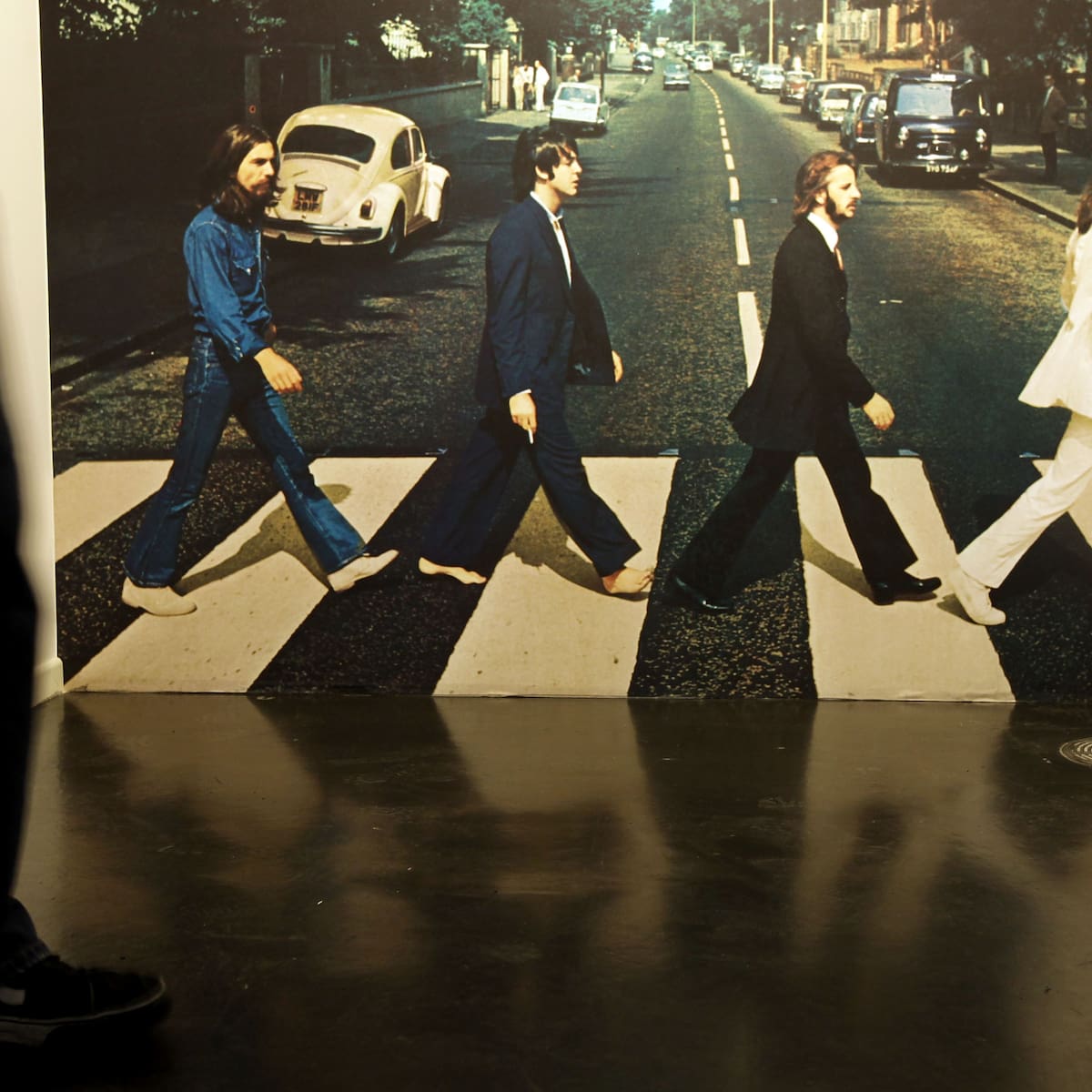 Los Beatles están muertos. Entonces, ¿quién está sacando sus discos?