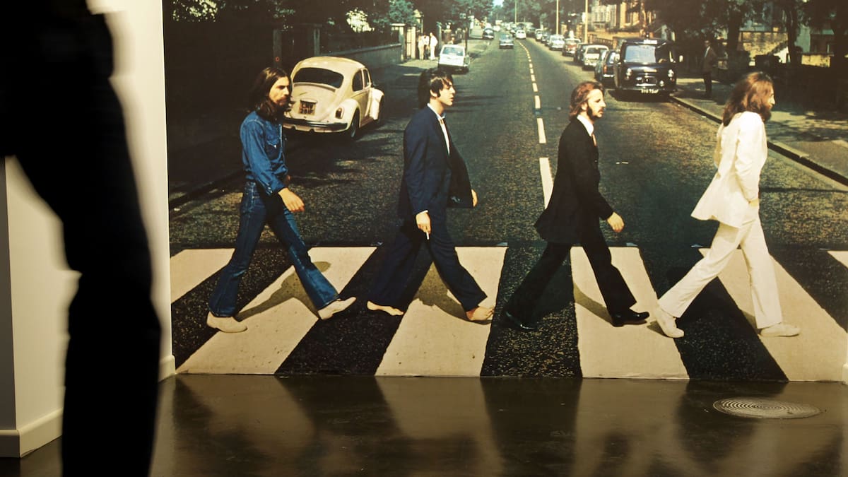 Los Beatles están muertos. Entonces, ¿quién está sacando sus discos?