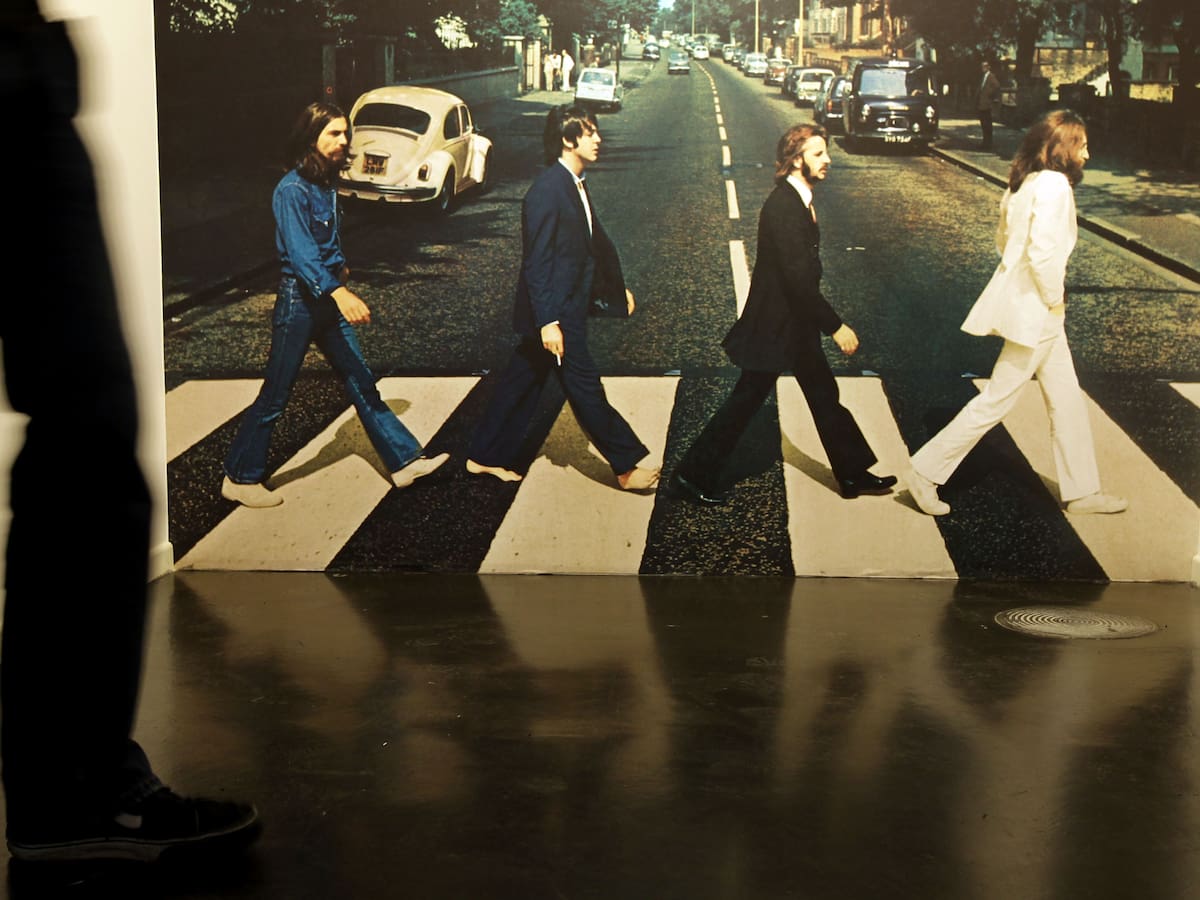 Los Beatles están muertos. Entonces, ¿quién está sacando sus discos?