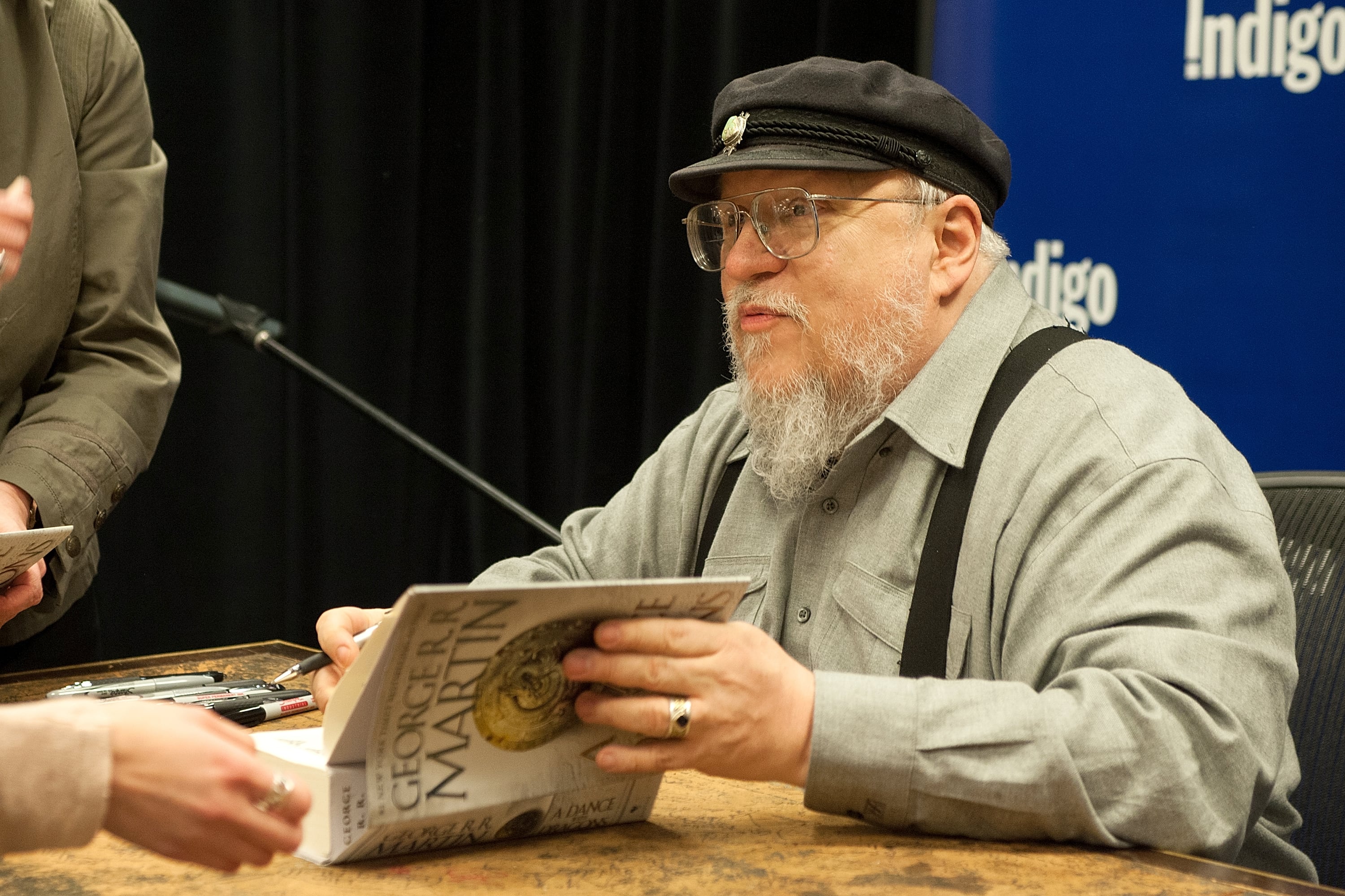 Geroge R. R. Martin en la firma de 'Danza de Dragones'