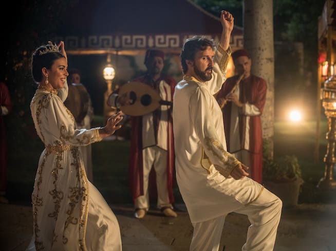María Ramos y Julián López bailando en una escena de &#039;Ocho Apellidos Marroquís&#039;.