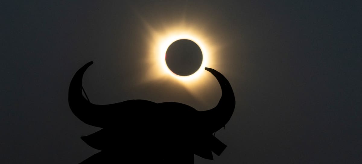 Vista del sol durante el eclipse solar del 12 de agosto e 2026 desde El toro de Osborne, en Guadalajara.