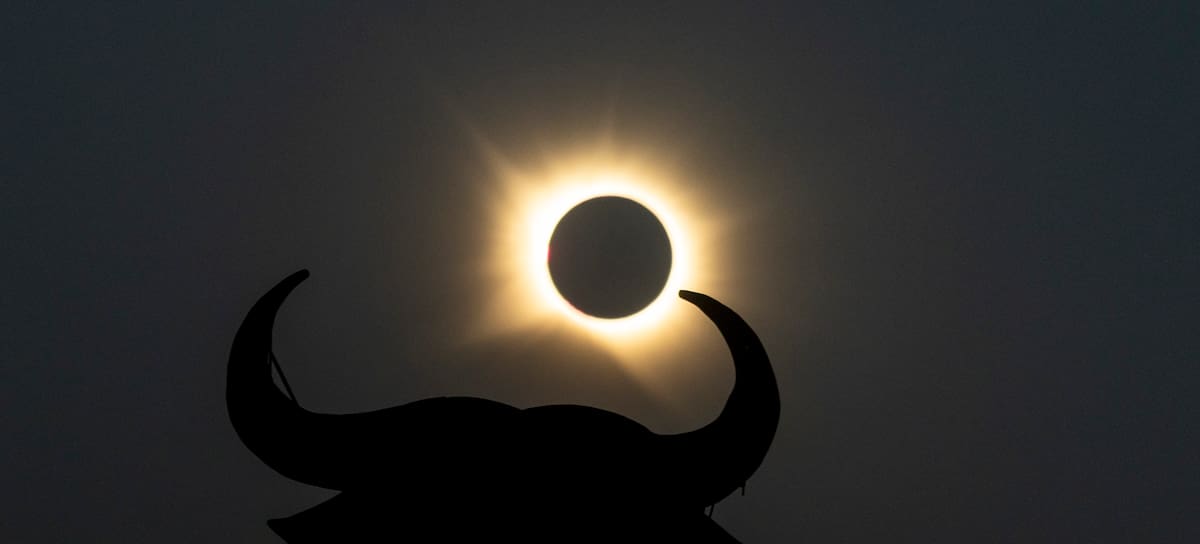 Vista del sol durante el eclipse solar del 12 de agosto e 2026 desde El toro de Osborne, en Guadalajara.