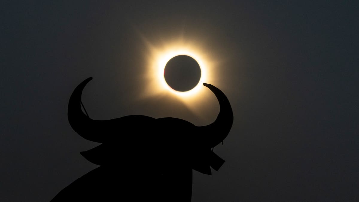 El eclipse solar nos deja una narración de Jacob Petrus (La 1) para el recuerdo: "No somos espectadores del cosmos, somos parte de él"