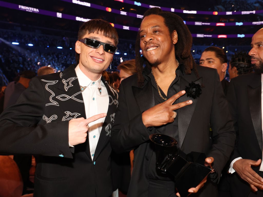 Peso Pluma, referente de los corridos tumbados, junto a Jay-Z, referente del hip hop, en los GRAMMYs 2024. Johnny Nunez / Getty Images for The Recording Academy