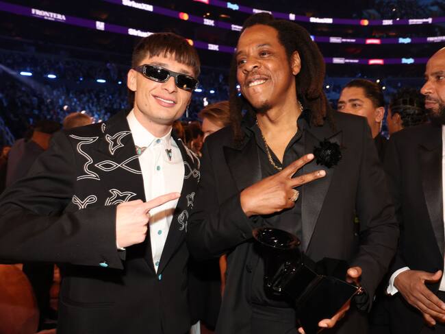 Peso Pluma, referente de los corridos tumbados, junto a Jay-Z, referente del hip hop, en los GRAMMYs 2024. Johnny Nunez / Getty Images for The Recording Academy
