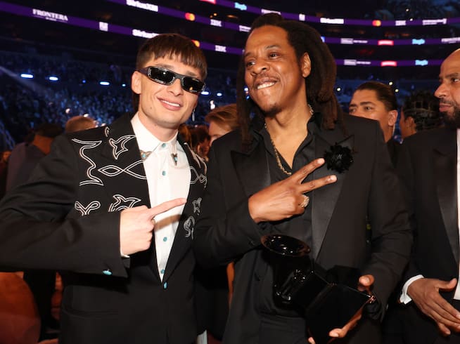 Peso Pluma, referente de los corridos tumbados, junto a Jay-Z, referente del hip hop, en los GRAMMYs 2024. Johnny Nunez / Getty Images for The Recording Academy