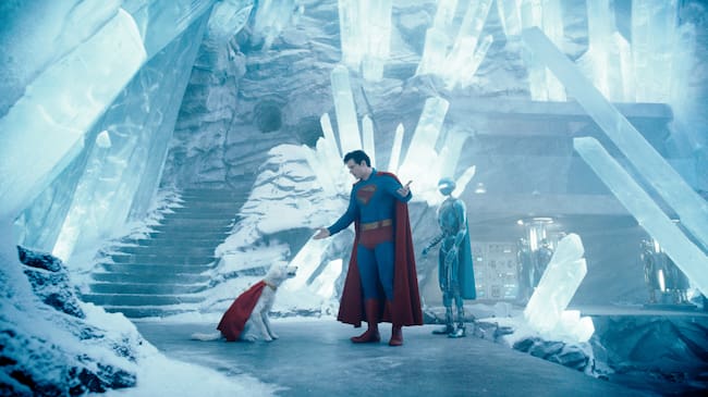 David Corenswet como Superman junto a Krypto en una escena de 'Superman'. / Warner