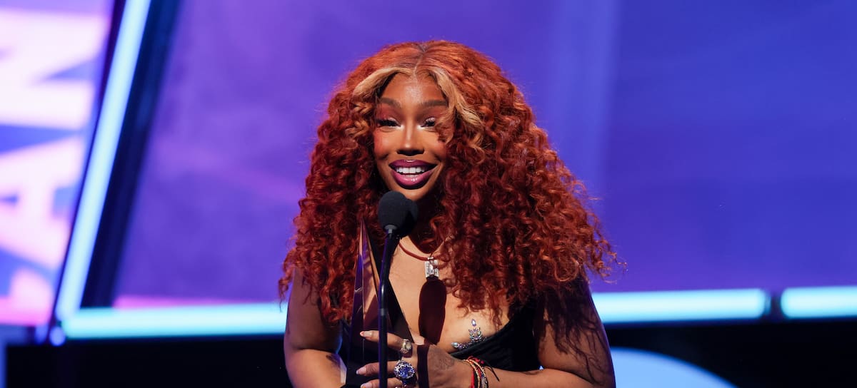 SZA recoge el premio a Mejor artista femenina de R&B en los American Music Awards 2025