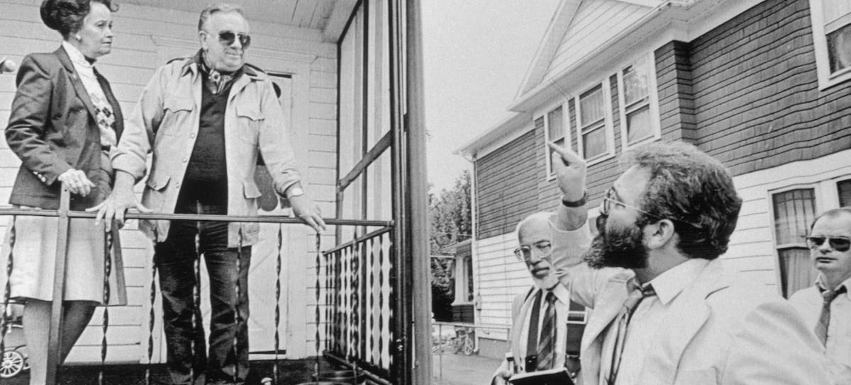 Richard Busch hablando con Lorraine y Edward Warren en el patio de una casa alegada como 'encantada'. / Getty