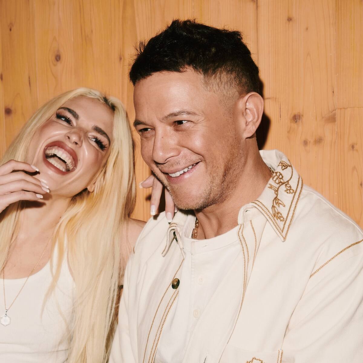 Lluvia, complicidad y una maleta: así es el nuevo videoclip de 'Rimowa' de Alejandro Sanz y Elena Rose