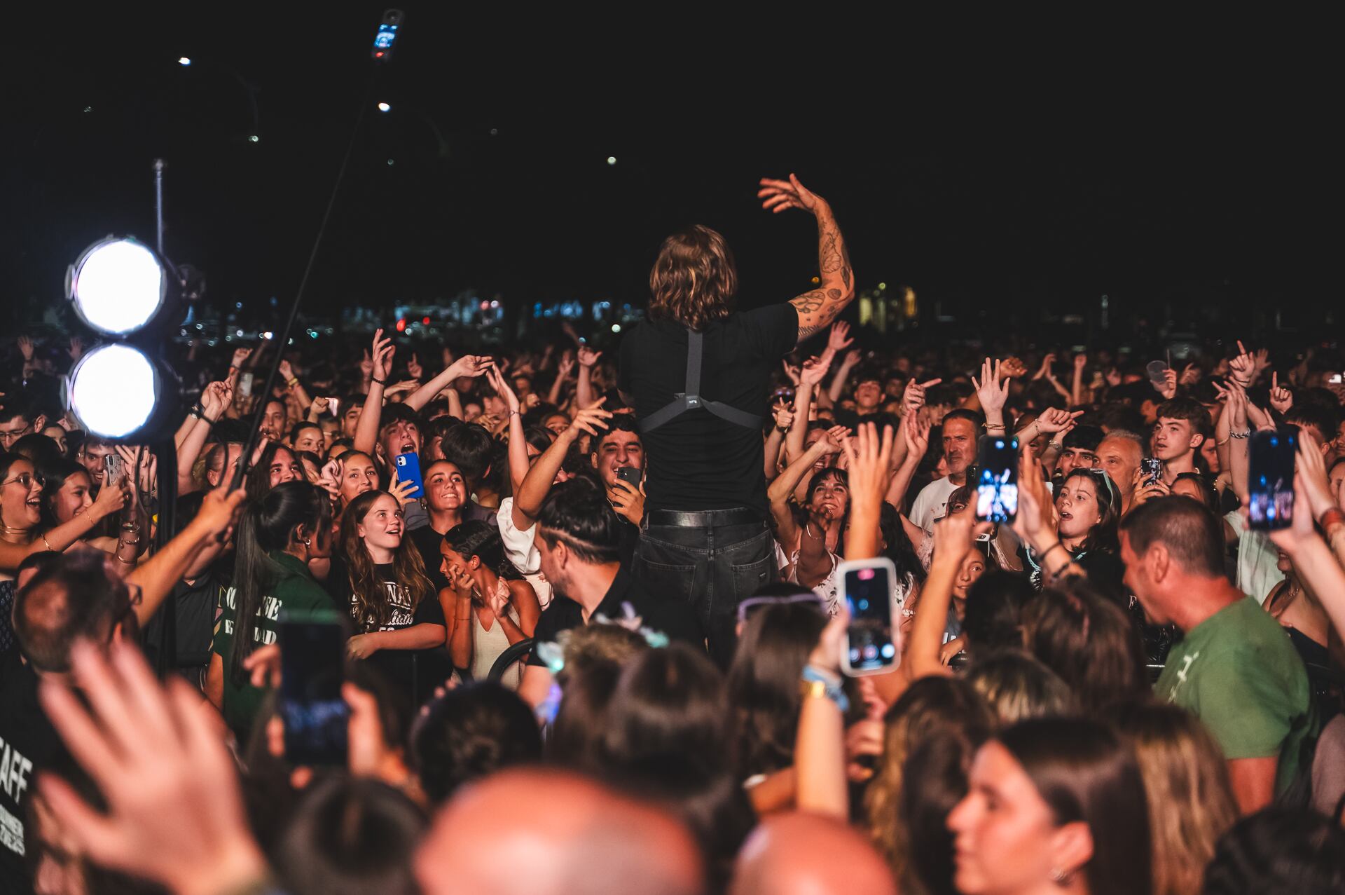 Nada sería igual si no tuviéramos a nuestro Óscar Martínez durante la gira de LOS40 Summer Live, y si no que se lo digan al público de Ciudad Real con este abrazo que le dieron