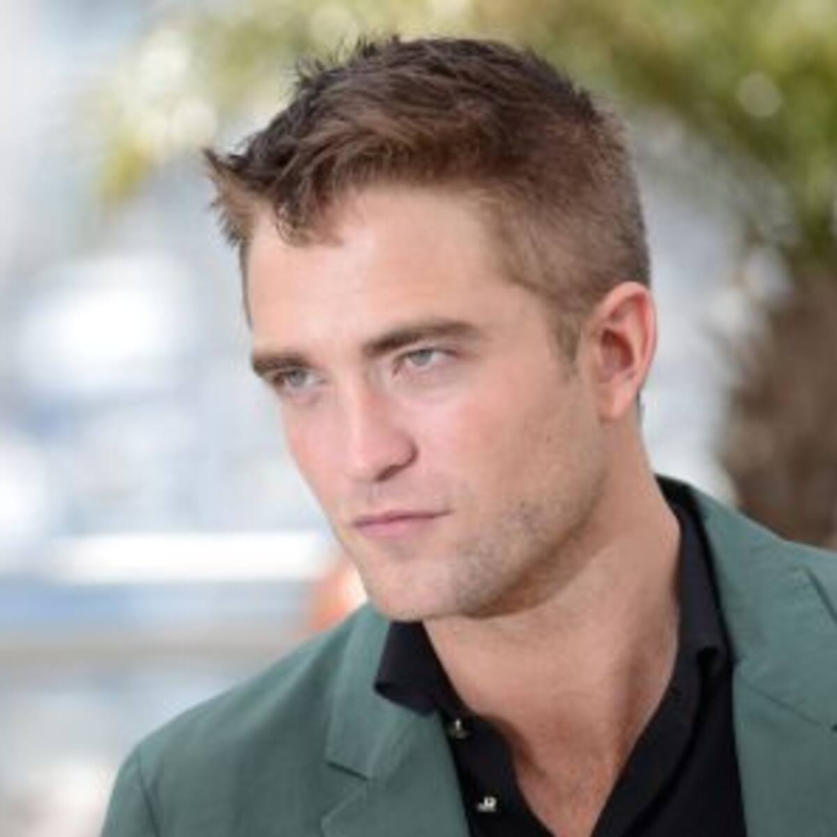Una amiga de Robert Pattinson hace topless para ayudarlo a escapar de los paparazzis