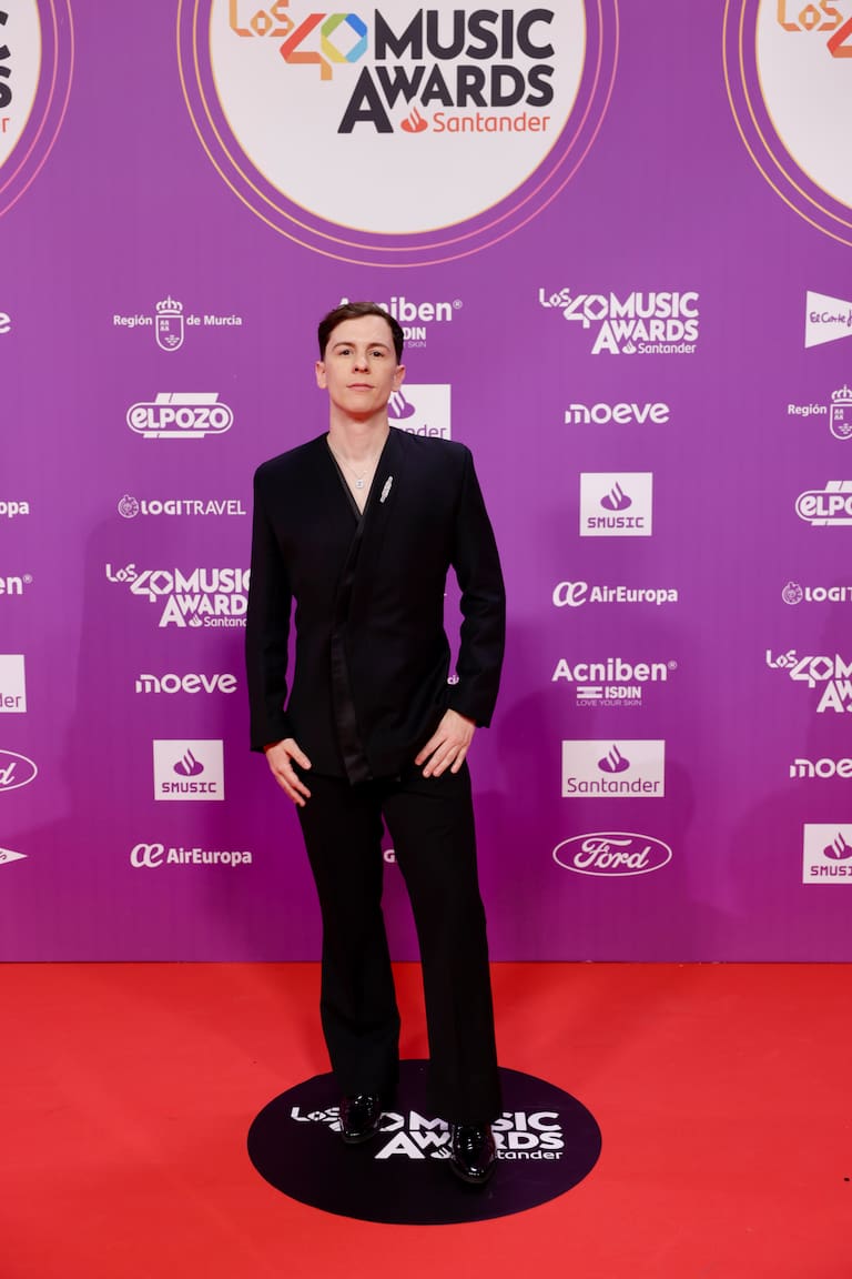 Guaynaa ha venido desde Miami a LOS40 Music Awards Santander 2025 con un traje negro con un corte muy original en el escote.