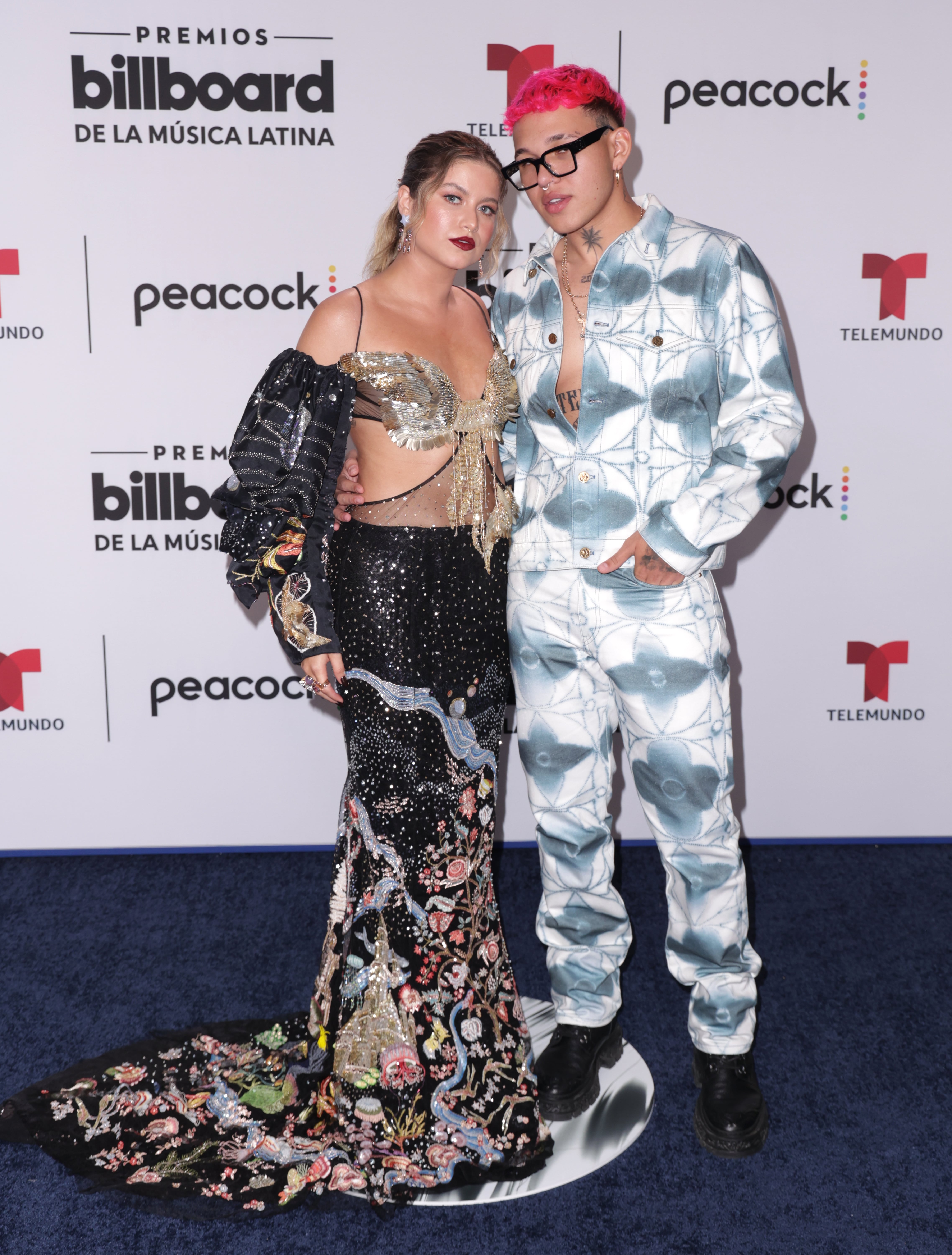 Sofia Reyes y Beele, en los Premios Billboard de la música latina 2023.