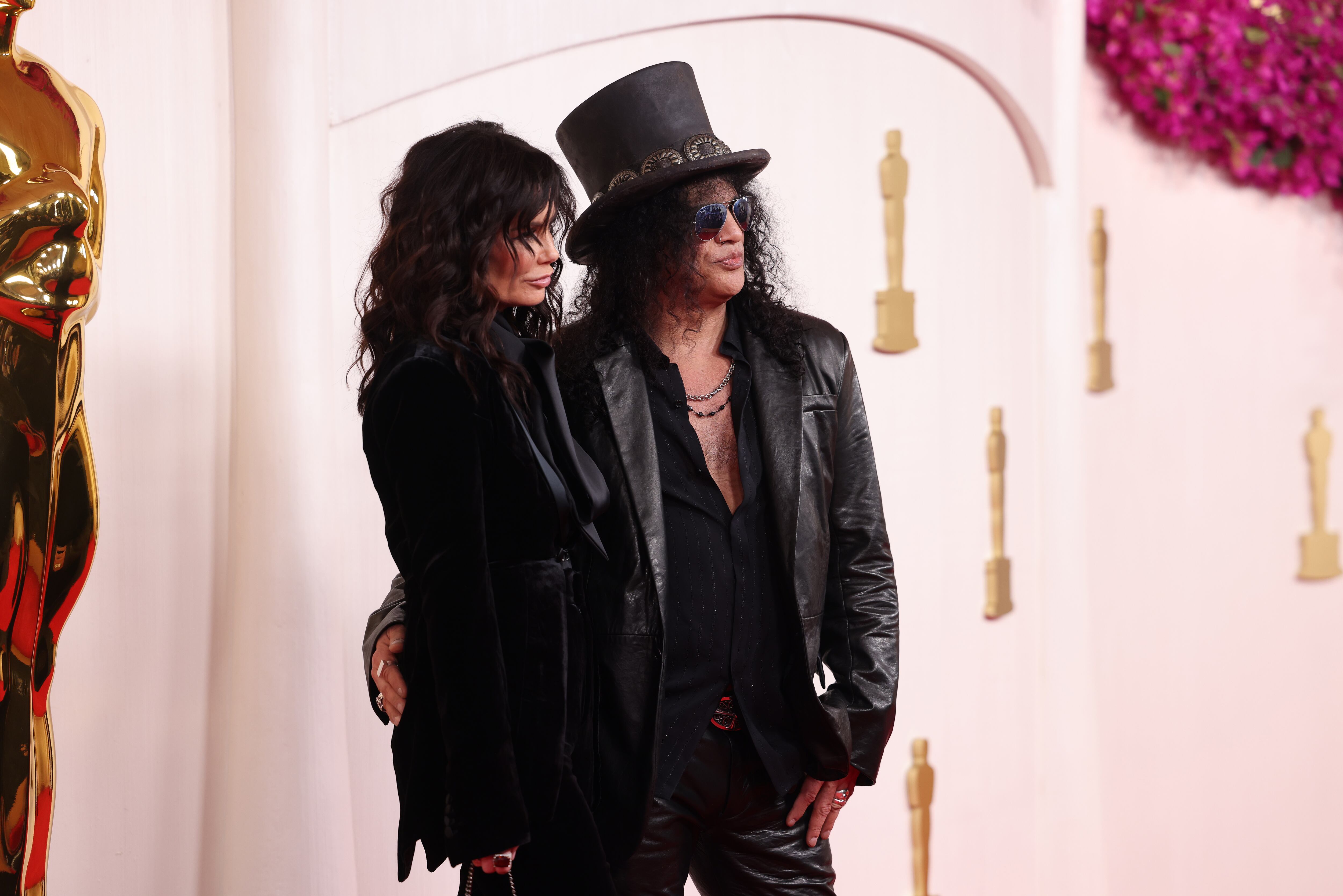Viva el rock y viva el cuero negro y el personaje que se ha construido Slash con su inseparable sombrero. ¿A que nunca imaginasteis verlo en los Premios Oscar?