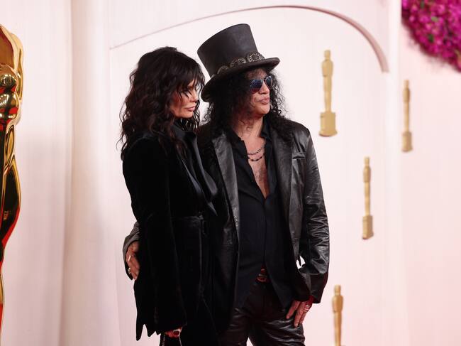 Viva el rock y viva el cuero negro y el personaje que se ha construido Slash con su inseparable sombrero. ¿A que nunca imaginasteis verlo en los Premios Oscar?