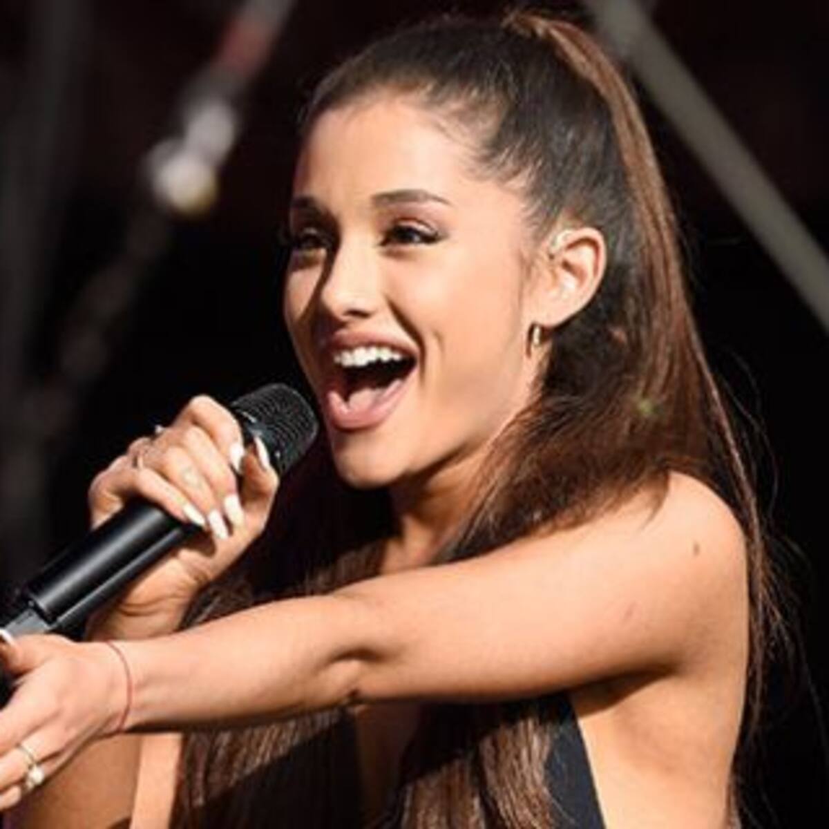 ¿Por qué le tiraron con un iPhone a Ariana Grande?
