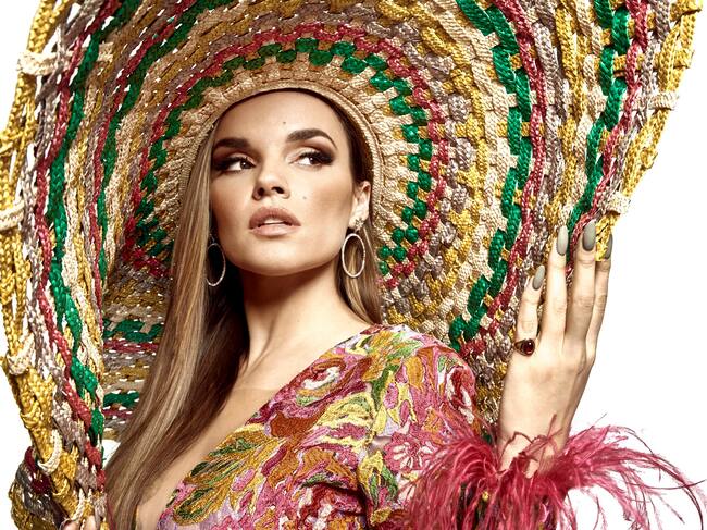 Melody en una sesión de fotos oficial de RVTE de Valero Rioja