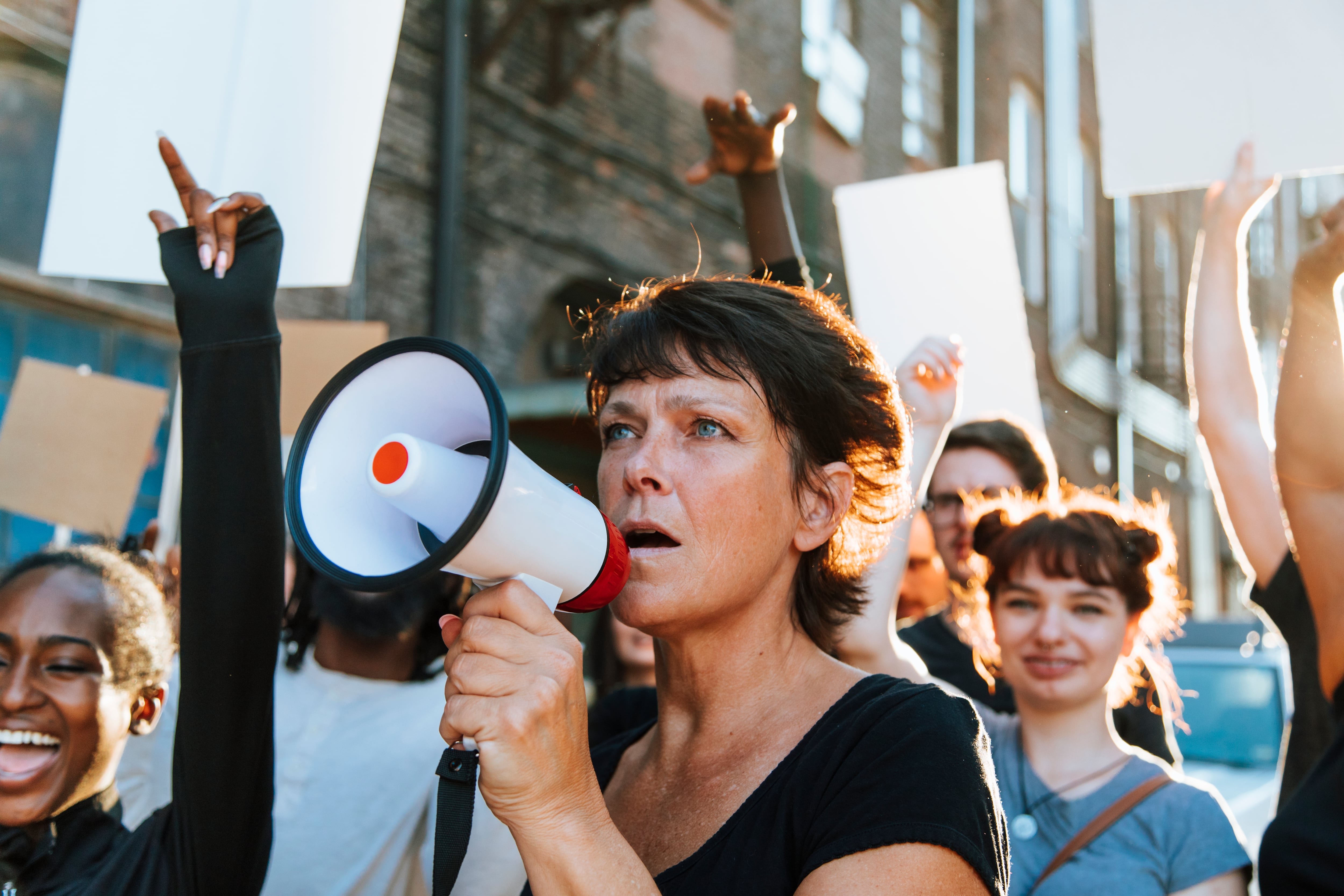 Mujer con un megáfono durante una huelga feminista.