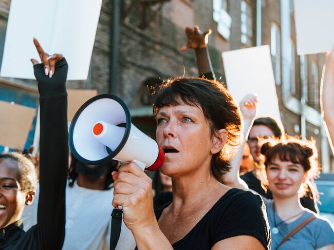 Mujer con un megáfono durante una huelga feminista.