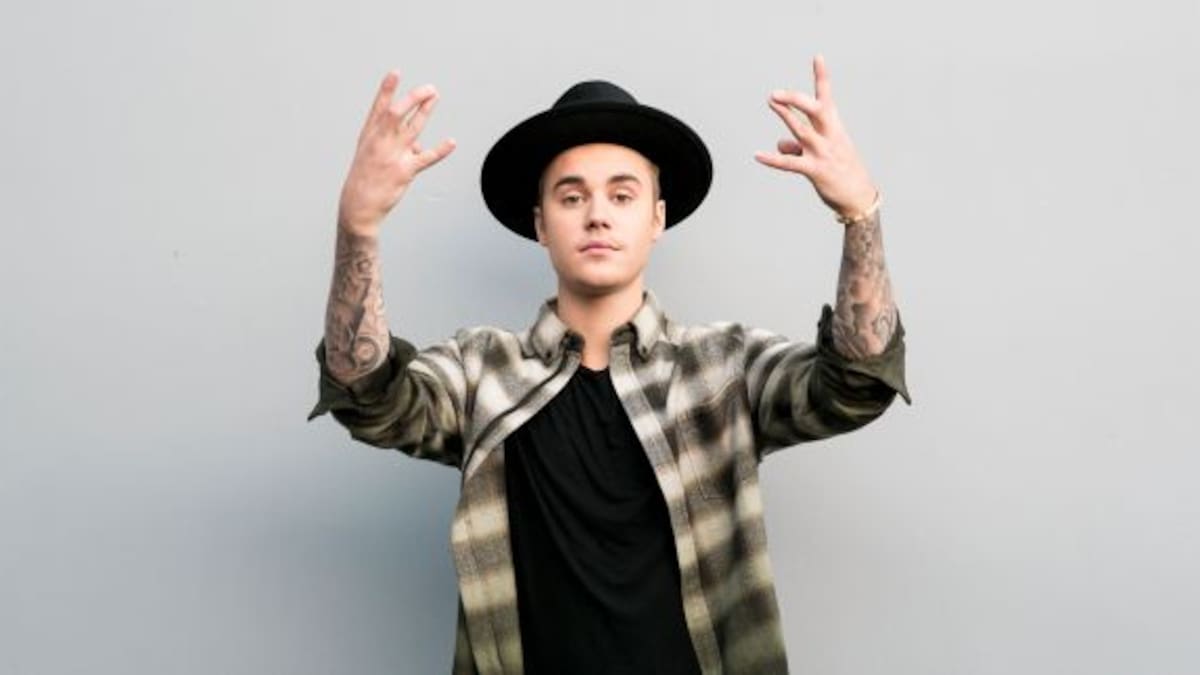 Justin Bieber muy cerca de una modelo