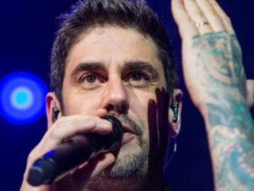 Melendi actúa por primera vez en Premio Lo Nuestro y abre debate sobre su estilismo en la alfombra roja