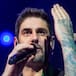 Melendi actúa por primera vez en Premio Lo Nuestro y abre debate sobre su estilismo en la alfombra roja