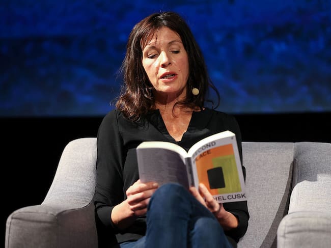 La autora Rachel Cusk en la lectura de una de sus novelas