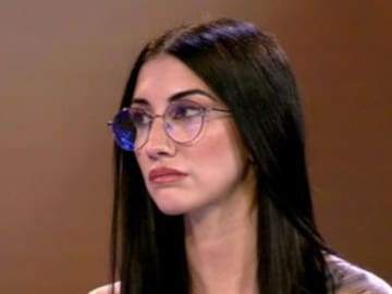 Críticas por el trato a Naomi Asensi en el plató de ‘El debate de las tentaciones’ tras el beso de Adrián
