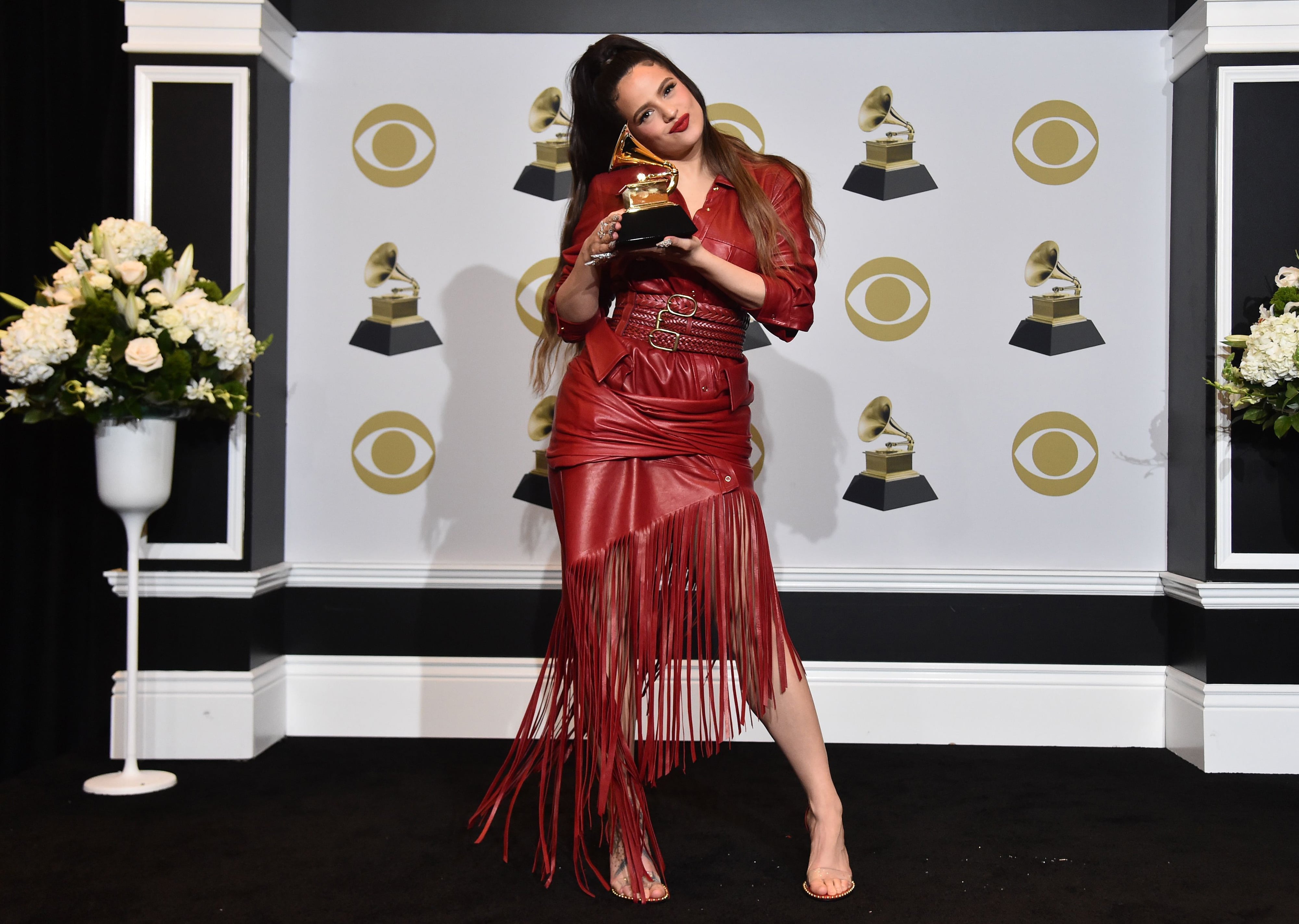 Rosalía con su Grammy en 2020