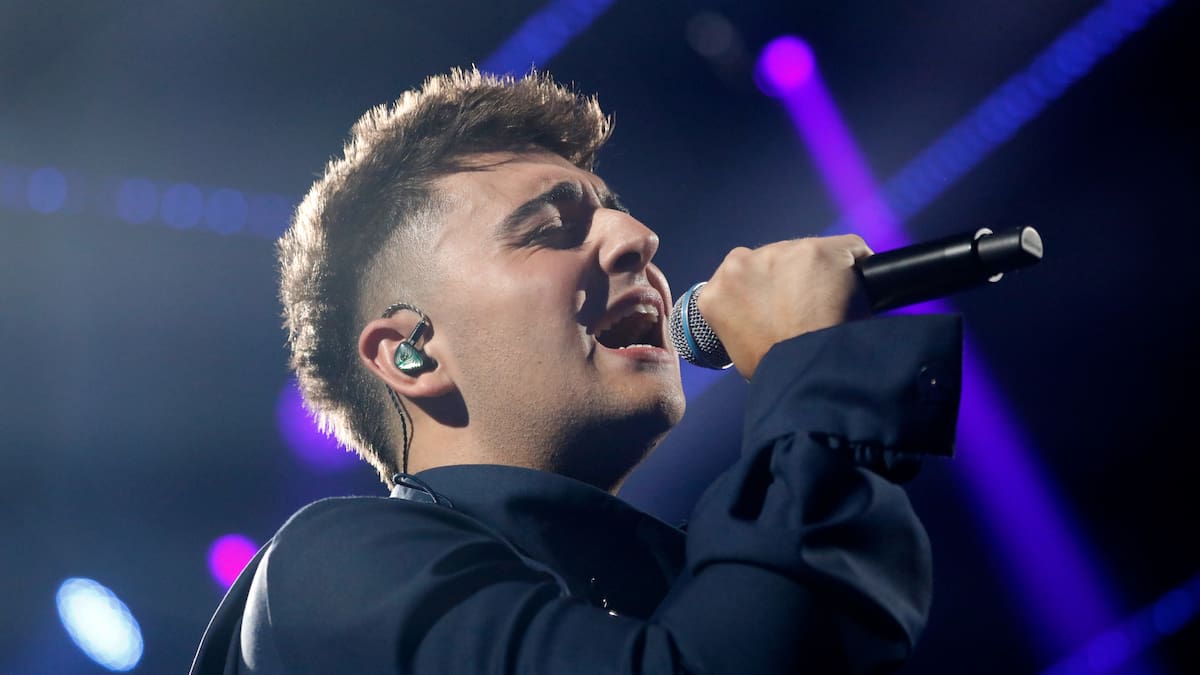 Juanjo Bona suma un doble reconocimiento mientras prepara su segundo disco: pregonero de honor y Medalla de Oro