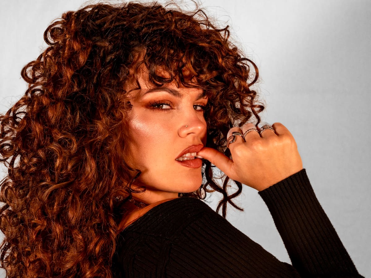 ‘Este es mi año’, el adelanto de la nueva era de Mel Ömana tras Benidorm Fest: “Ahora tengo un glow up y creo que tiene que ver con haber conectado con la alegría”