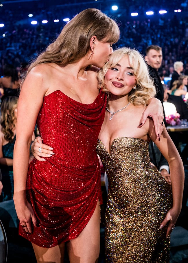 Sabrina Carpenter rindió homenaje con su look a la película clásica What a Way to Go! (1964) con Shirley MacLaine y Paul Newman. Taylor Swift, por su parte, dejó ver una cadenita que colgaba por su muslo con la inicial de su chico. Ambas son amigas de los detalles y de los mensajes ocultos. ¿Para cuándo una canción llena de easter eggs?