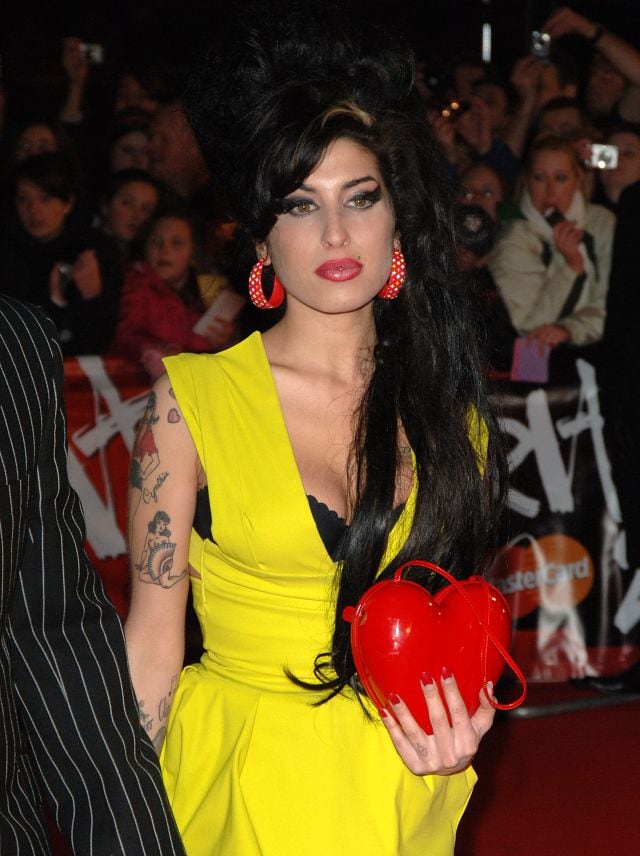 El bolso de corazón, que Amy llevó en unos premios Brit, también estará en la subasta