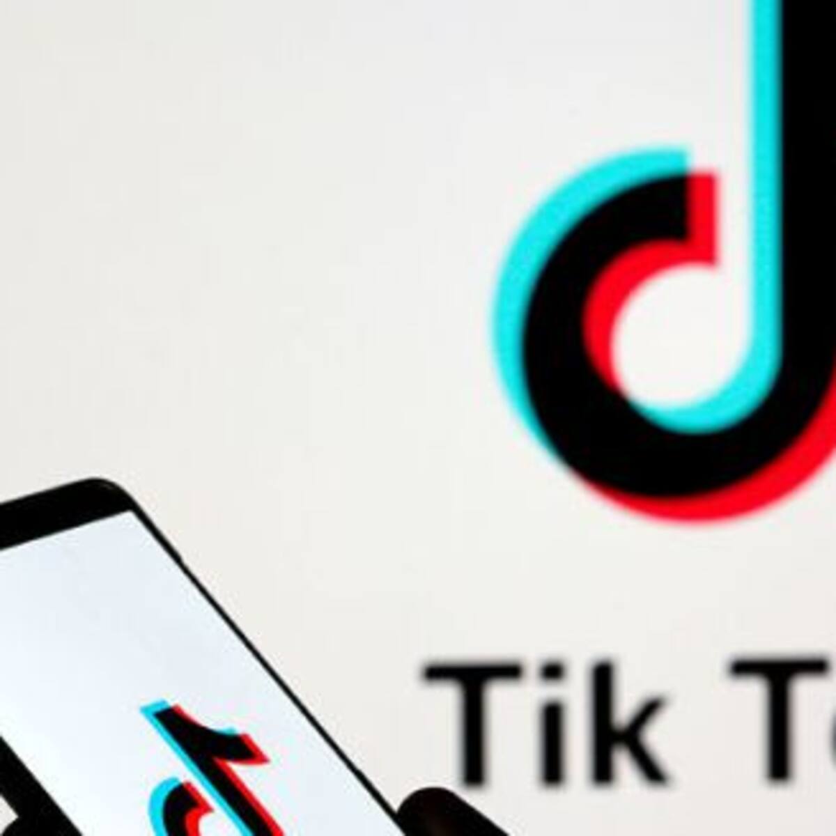 ¡Qué miedo! Una joven grababa un video para TikTok, se abrió su techo y cayó una mujer
