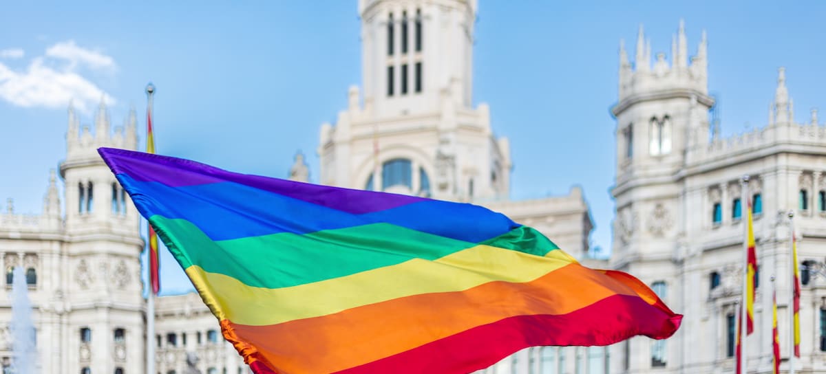 La bandera del Orgullo LGTBIQ+ en pleno centro de Madrid durante el MADO.