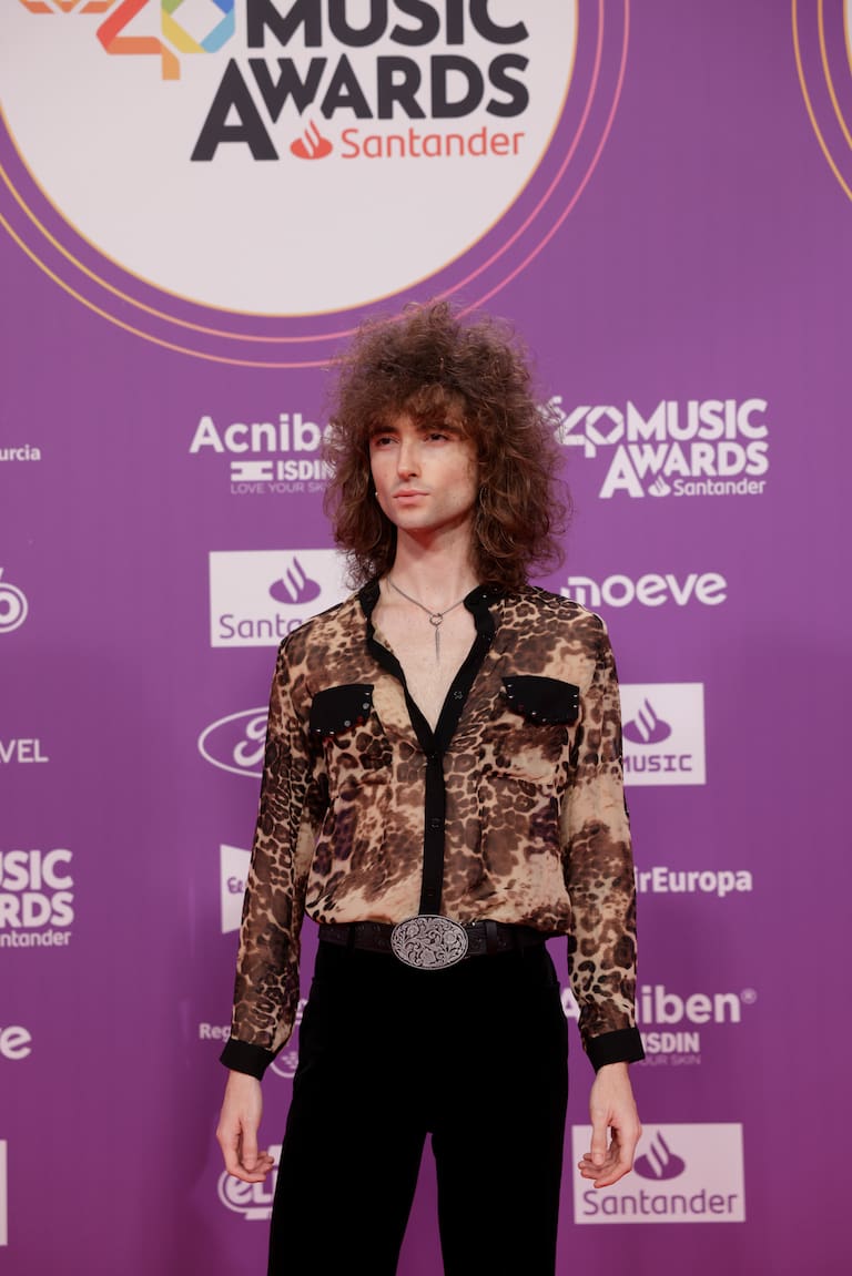 El artista Malva también ha pasado por la alfombra de LOS40 Music Awards Santander 2025 y no necesita complementos con su melena.