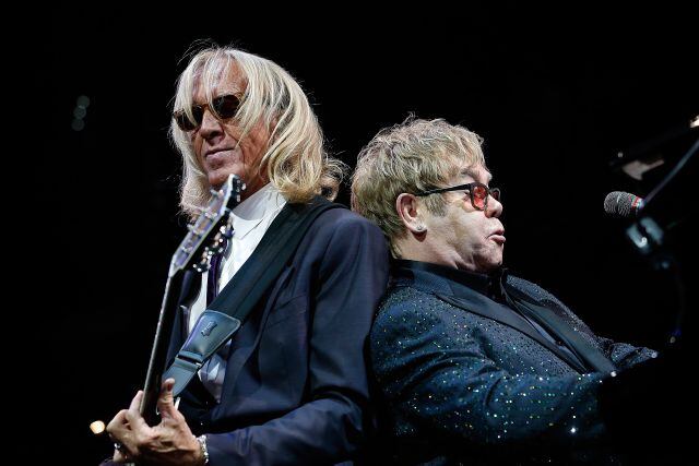 Elton John y Davey Johnstone, actuando juntos en 2014.