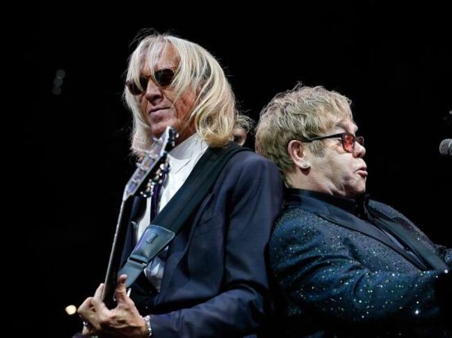 Elton John y Davey Johnstone, actuando juntos en 2014.